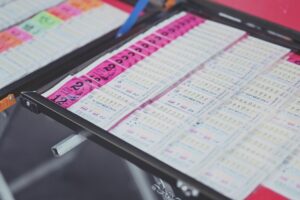 Bilhetes coloridos organizados sistematicamente em um mostrador para representar um calendário de conteúdo eficiente.