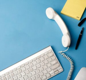 Profissionais colaboram em ambiente digital com elementos de conectividade e escrita moderna. Comunicação escrita eficiente empresas.