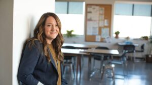 Especialista em mesa de trabalho minimalista escrevendo, representando o posicionamento digital e a construção de conteúdo de autoridade para experts.