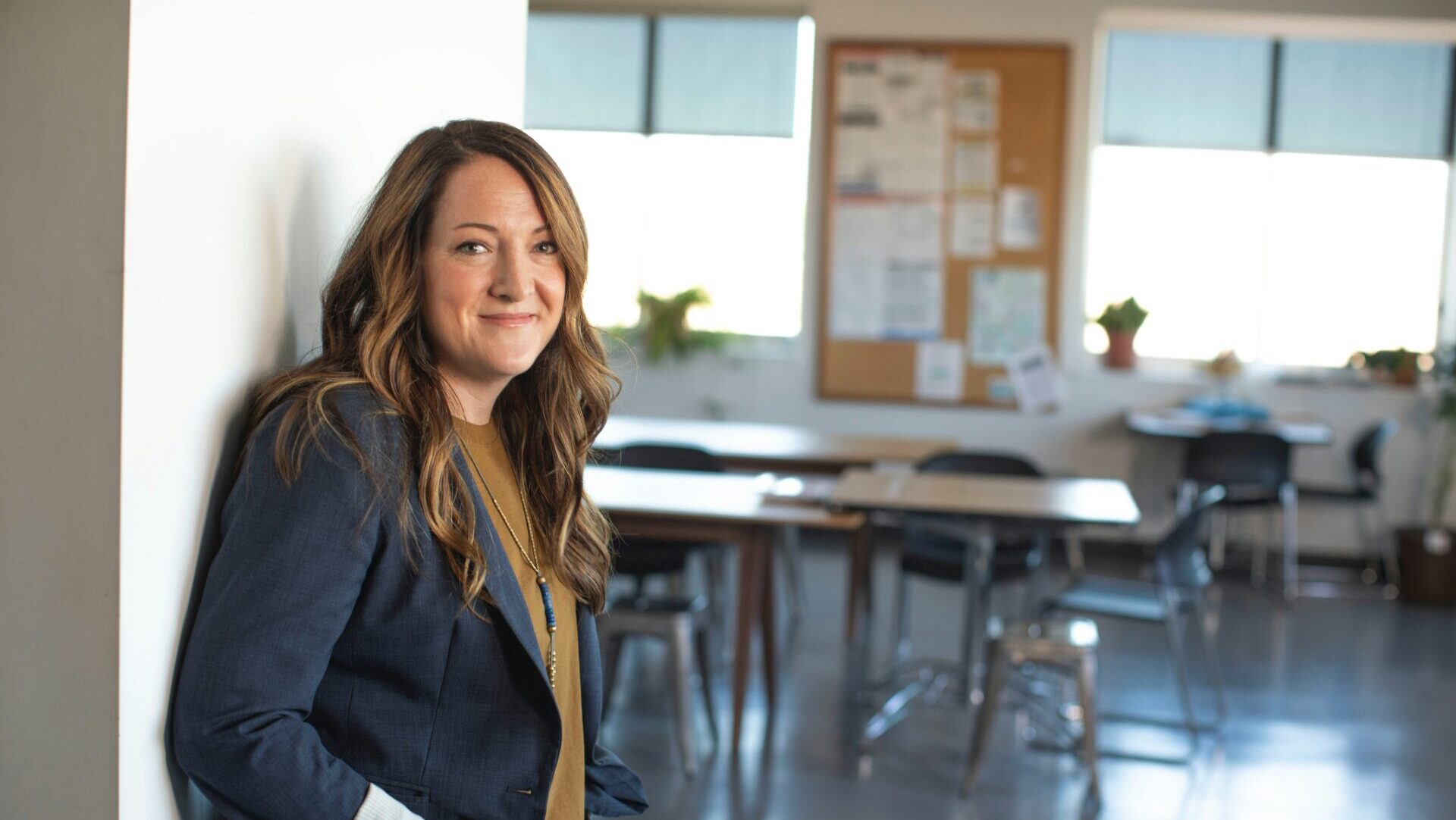 Especialista em mesa de trabalho minimalista escrevendo, representando o posicionamento digital e a construção de conteúdo de autoridade para experts.